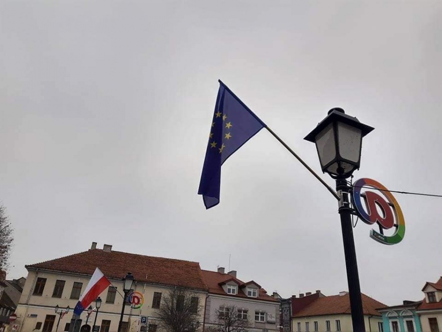 Dziś w Brukseli szczyt w sprawie unijnego budżetu. Flagi unijne na przemian z flagami Polski na ulicach Konina 