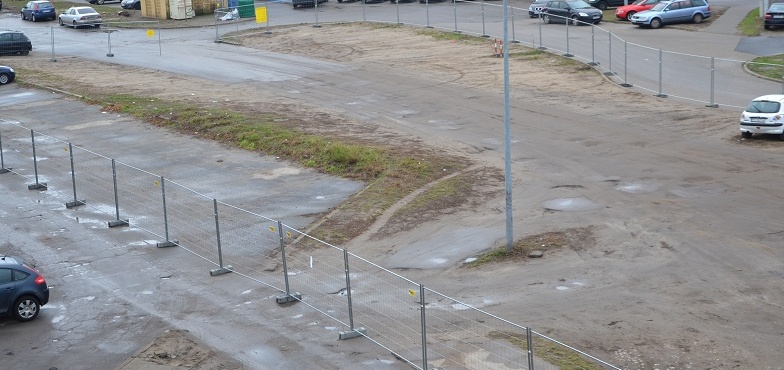 Komuś się chyba kolejność pomyliła. Zagrodzili parking, a tymczasowego brak