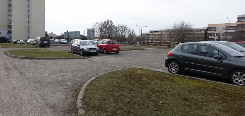 Kradną koła, zarysowują lakier. Parking przy ul. Chopina tonie w ciemnościach