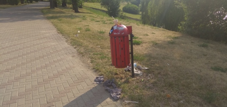 Dużo śmieci na hałdach. Kosze kipią