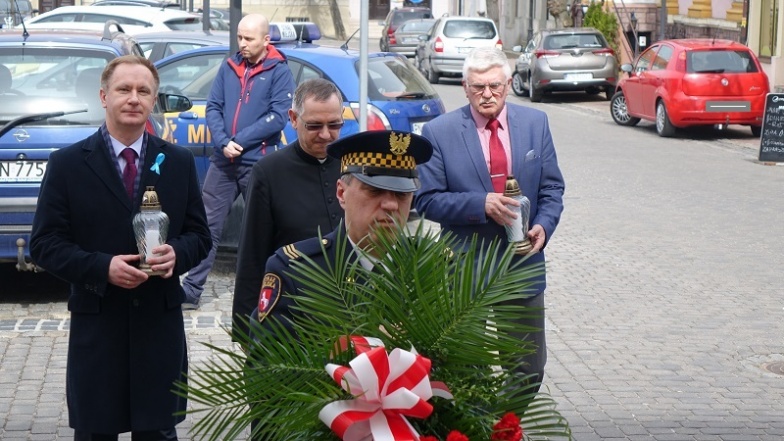 Konin upamiętnił trzynastą rocznicę śmierci Jana Pawła II. Zaśpiewali „Barkę” przy tablicy 