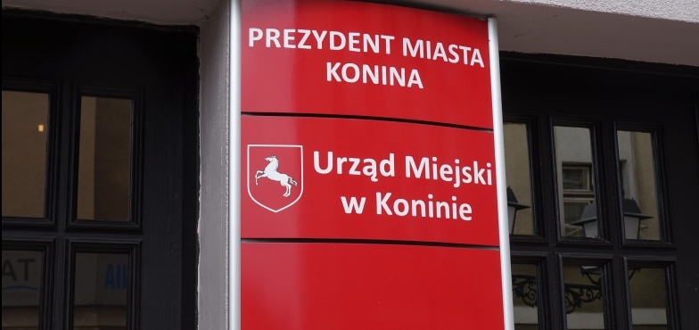 Sekretarki i kierowcy prezydentów już nie w szarościach. Teraz mowa jest o „stosownych barwach” 