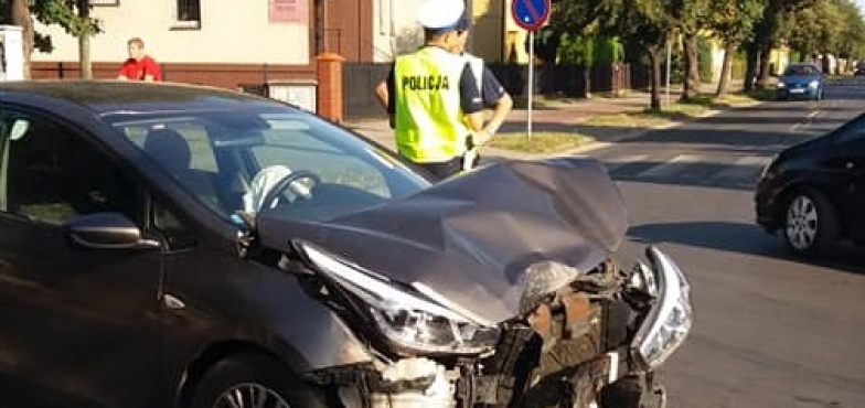 Policyjny radiowóz zderzył się z samochodem osobowym. Policjanci i kierowca toyoty w szpitalu 