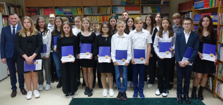 Nagrodzeni za wybitne osiągnięcia. Uczniowie ze stypendiami i nagrodami wójta