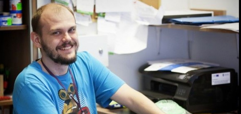 Niepełnosprawny absolwent ma szansę na dobrą pracę. Nowy projekt Fundacji „Podaj Dalej”