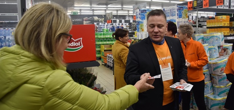 Wolontariusze Banku Żywności od rana zbierają dary. Pomaga im prezydent 