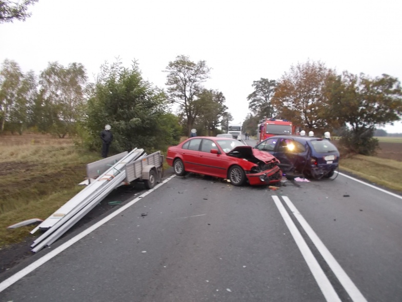 Wypadek w Modle Królewskiej. Zderzyły się dwa auta i zablokowały drogę    