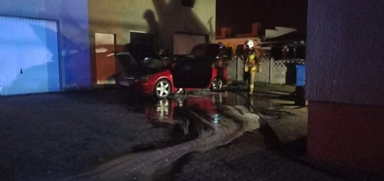 Całe auto było objęte płomieniami  