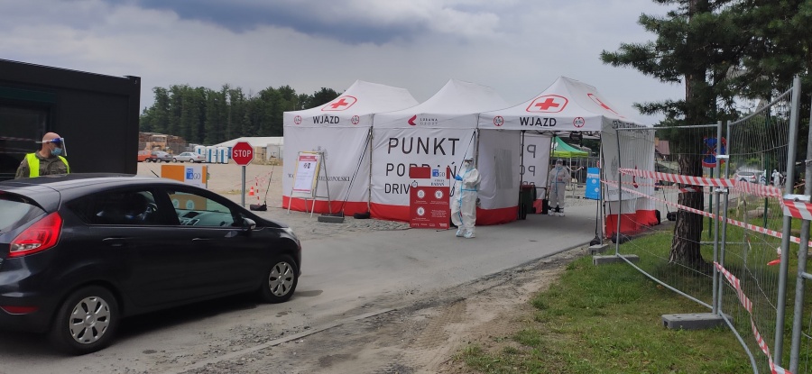 To był ostatni dzień drive-thru w Malanowie. W powiecie tureckim liczba zakażonych maleje, ozdrowieńców rośnie