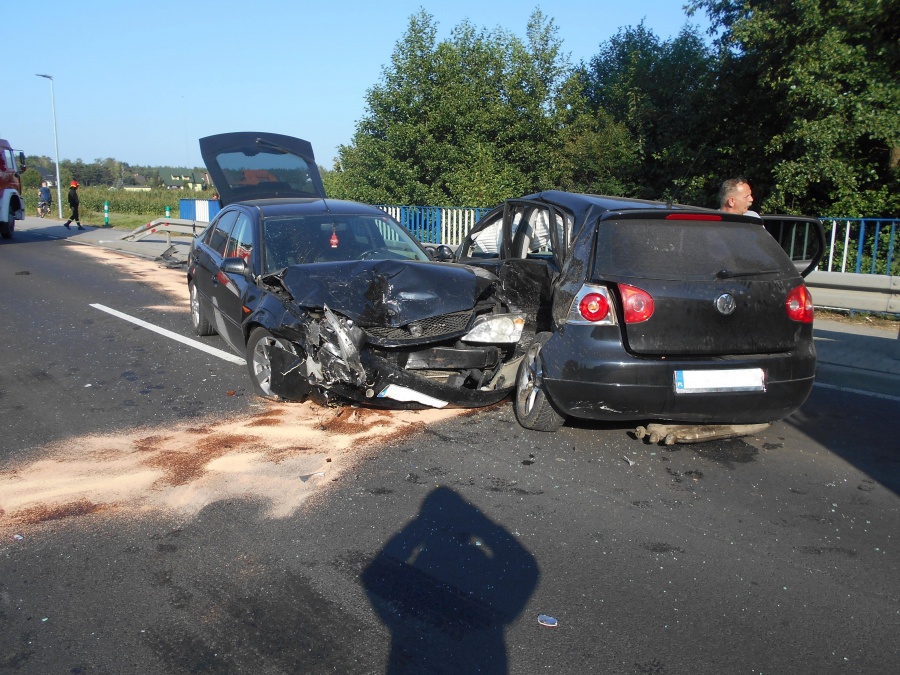 Fordem w golfa. Wypadek na trasie Turek-Kalisz 