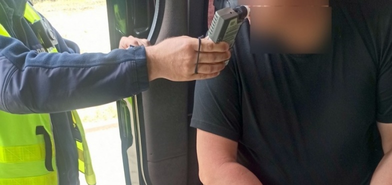Inspektorka wyczuła wyraźną woń alkoholu. Jechał po autostradzie na podwójnym gazie