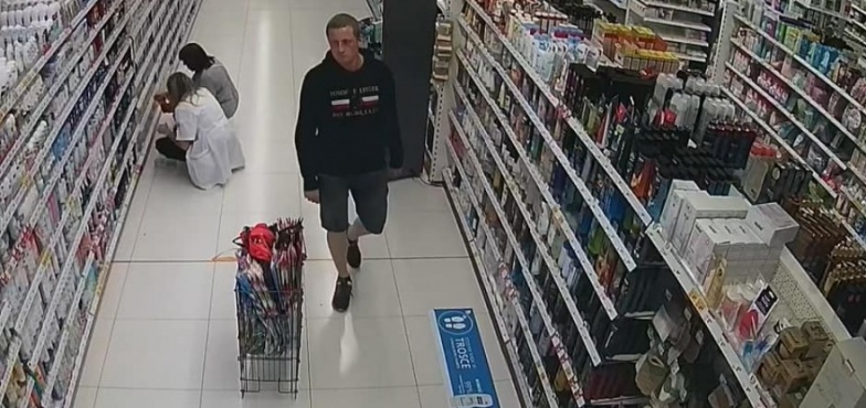 Ukradł kosmetyki ze sklepu w galerii handlowej. Poszukują go policjanci 