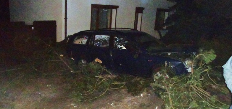 Ślisko na drogach. Samochód wypadł z trasy i uderzył w garaż 