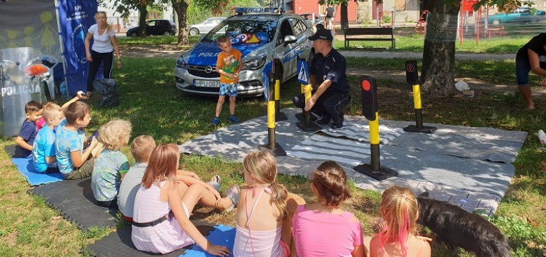 Uliczni pedagodzy spotkali się z dziećmi.  O bezpieczeństwie w wakacje