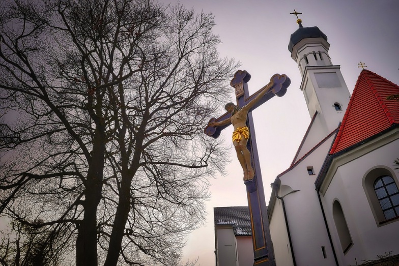 Dziś Niedziela Miłosierdzia Bożego. Wierni w kościołach modlą się o zbawienie 