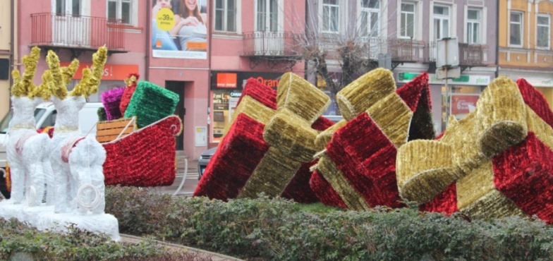 Sanie, renifery i wielkie prezenty. Świąteczny klimat zawitał na rynek 