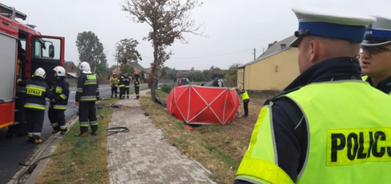 Śmiertelny wypadek w Jaroszewicach Rychwalskich. Zginął kierowca skody