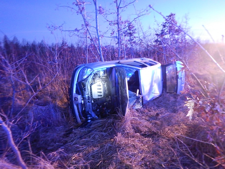 Wypadek w Leszczach. Renault w rowie 