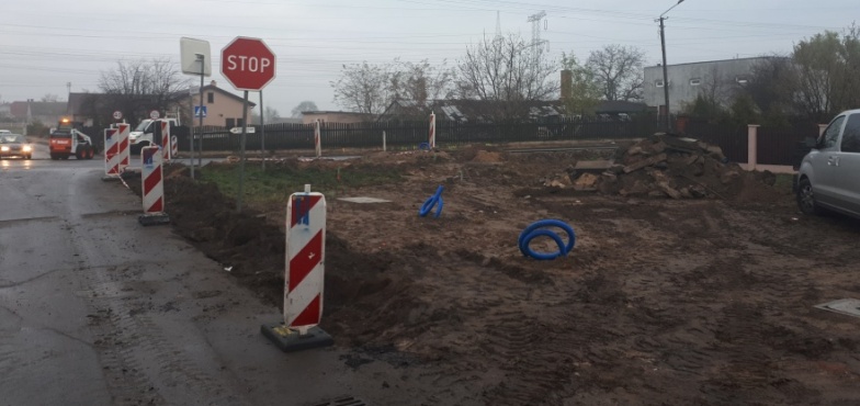 W Honoratce będzie sygnalizacja świetlna. Trwa montowanie instalacji 