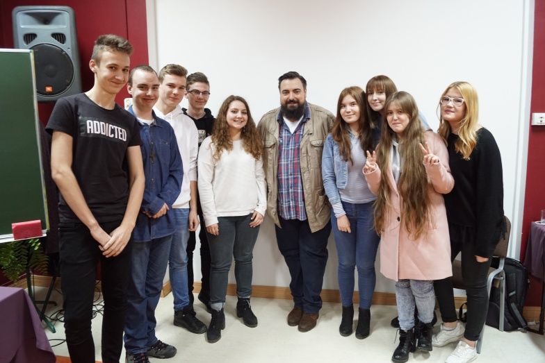 „U mnie się musi po prostu coś dziać”. Tomasz Sekielski w żychlińskiej szkole 