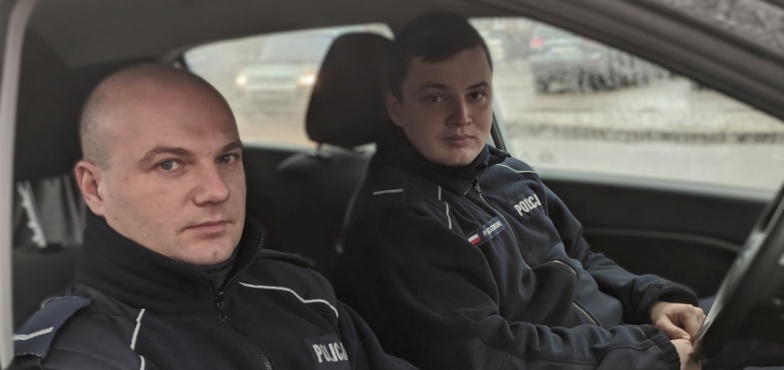 Pilotowali do przychodni dziecko, które połknęło żrący środek  