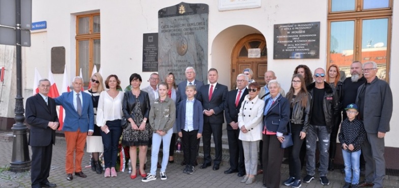 Złożyli kwiaty pod tablicą upamiętniającą rozstrzelanych w 1939 roku dwóch mieszkańców Konina 