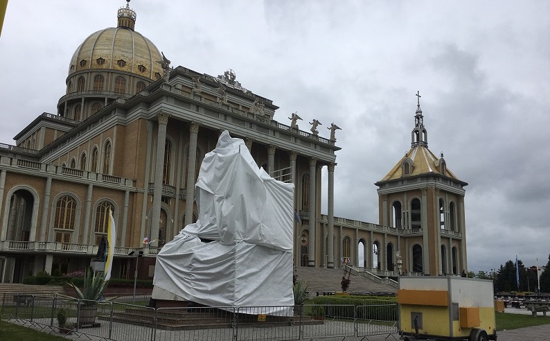 Zasłonięto pomnik przed bazyliką. Marianie niedługo postanowią co dalej
