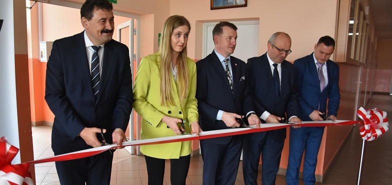 Pierwsi w kraju zakończyli taką inwestycję z Polskiego Ładu. Na szkołach gminy zamontowali fotowoltaikę