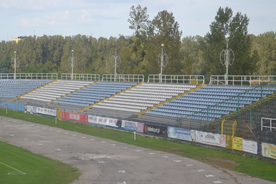 Mecz Górnik Konin – KKS 1925 Kalisz przy pustych trybunach
