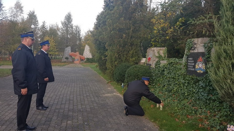 Znicz dla strażaków. Uczcili pamięć kolegów poległych w walce z żywiołem 
