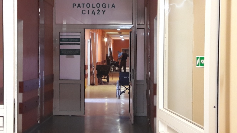 – Rozkuwają nam jedyną łazienkę – narzekają pacjentki. Patologia ciąży ciągle jak plac budowy