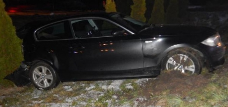 Jeden samochód w rowie, drugi blokował ruch. Kią najechał na tył BMW
