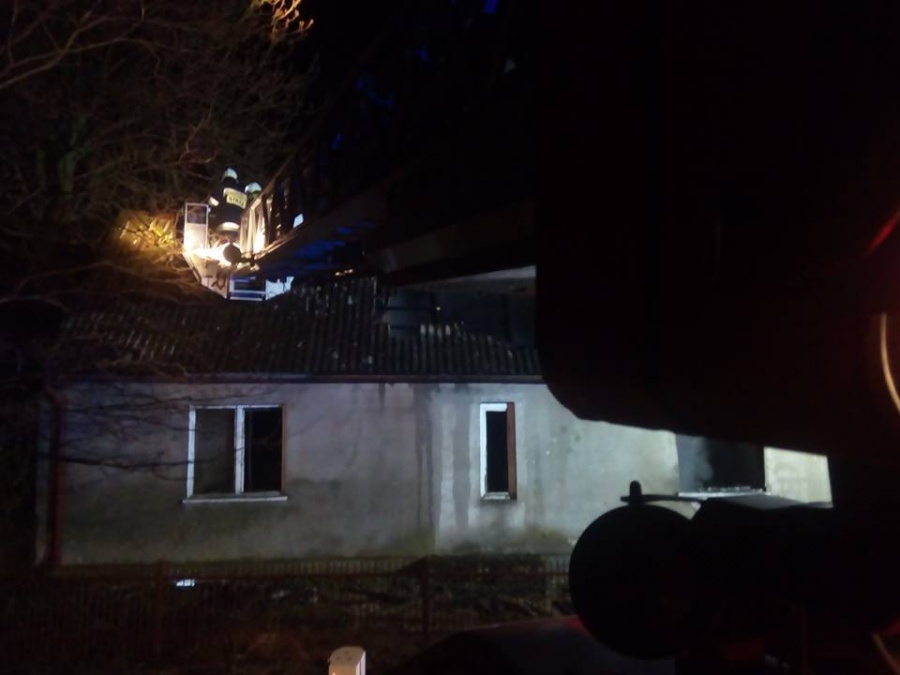 Strażacy gasili pożar domu. Na szczęście w środku nikogo nie było 