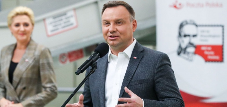 Prezydent Andrzej Duda wysłał flagi do Polaków. – Kiedy do nas trafią? – pyta sołtyska Trójki
