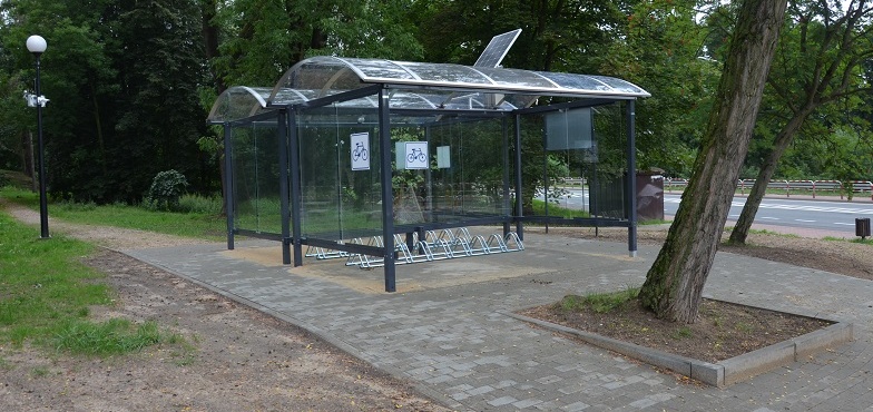 Tak wygląda wiata przesiadkowa. Tu można zostawić rower i dalej jechać autobusem
