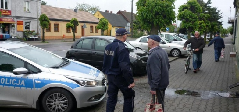 Policjant na jarmarku. Rozmawiał z mieszkańcami o bezpieczeństwie w ruchu drogowym 