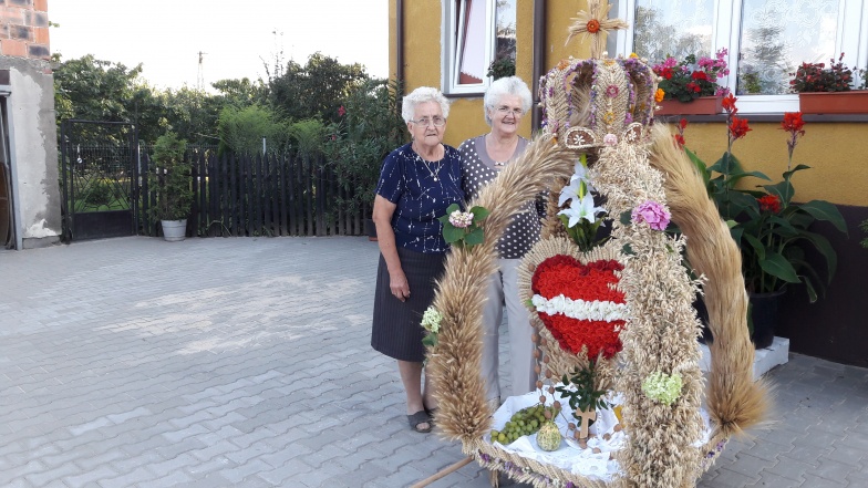 Serce z kwiatów, różaniec z orzechów. Gospodynie zrobiły wieniec do kościoła  