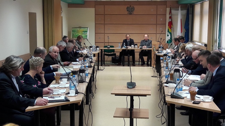 Starosta poprosił wojewodę o pieniądze na posprzątanie niebezpiecznych beczek. Jest odpowiedź