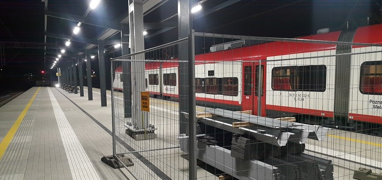 Peron w Koninie częściowo pod dachem. Prace miały zakończyć się w listopadzie