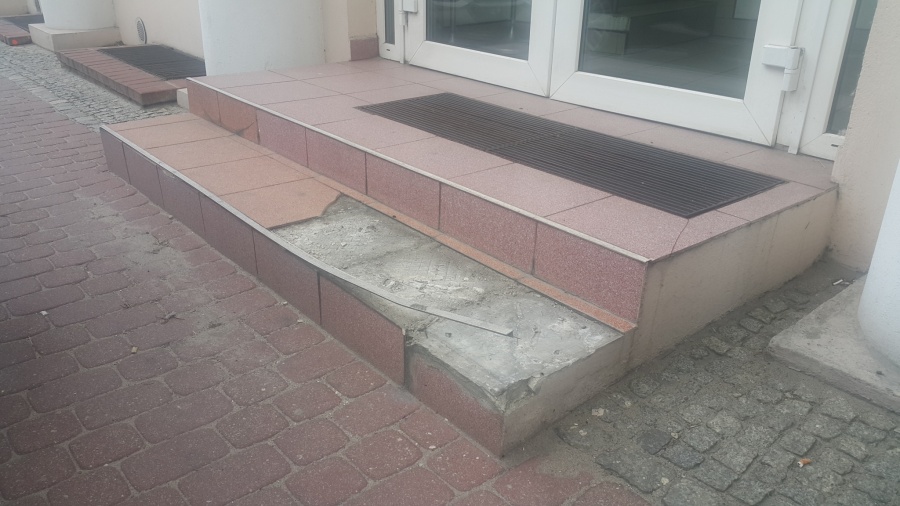 Schody przy miejskim ratuszu będą naprawione. „Ktoś może sobie zrobić krzywdę”  