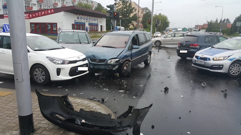 Cztery samochody zderzyły się na skrzyżowaniu przy kościele 