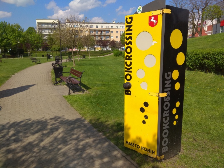 Jak w Koninie działa bookcrossing? Szafa na skwerze świeci pustkami 