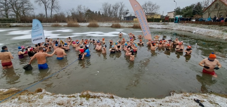 Pierwsze Morsowanie w rzgowskich stawach. Na amatorów chłodnej wody czekał ciepły posiłek
