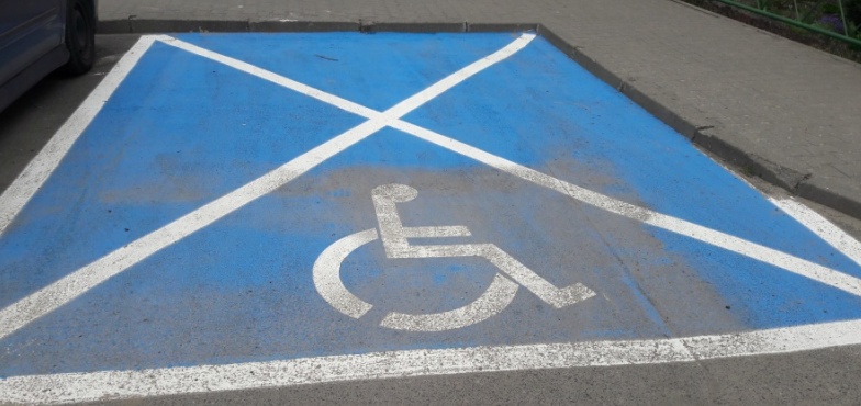 Miejsca parkingowe dla niepełnosprawnych będą niebieskie. Kiedy ruszą prace w Koninie?
