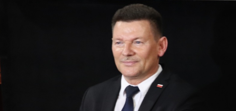Życzył koledze „wytępienia czerwonej i tęczowej zarazy”. Jak to teraz komentuje?  