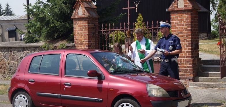 „Ze św. Krzysztofem na drodze". Akcja policjantów i duchownych