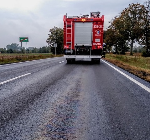 Na drodze rozlała się ropa. Wyciekła z uszkodzonego zbiornika