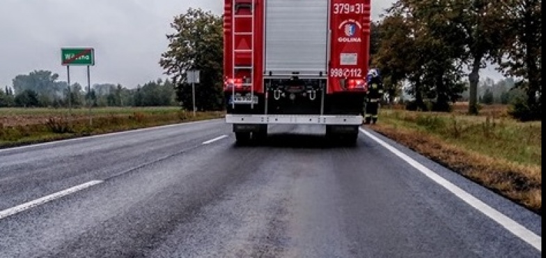Na drodze rozlała się ropa. Wyciekła z uszkodzonego zbiornika