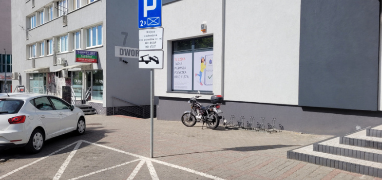 Co z miejscami parkingowymi przy banku? 