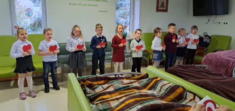 Uczniowie z Anielewa odwiedzili pacjentów licheńskiego hospicjum